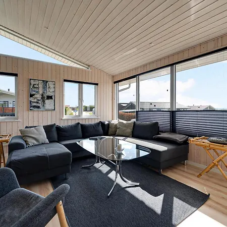 Newly Built Home, Elevated At Folle With A View Over Aarhus Bay, Ferienhaus Rønde